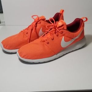 Nike Roshe Run sz 13 Hyper Crimson/white